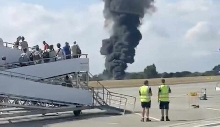 Londra Southend Havalimanı'nda dün düşen küçük uçakta bulunan 4 kişinin öldüğü açıklandı