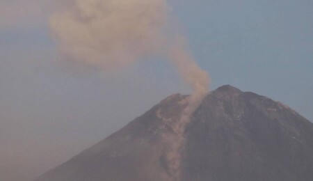 Endonezya'daki Semeru Yanardağı 6 kez patladı