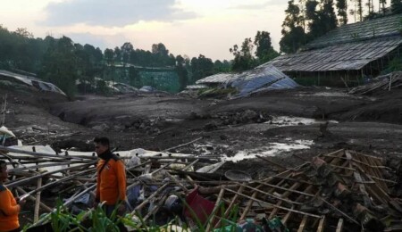 Endonezya’daki toprak kaymasında can kaybı 25 oldu