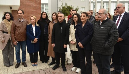 Hekim örgütlerinden uzmanlık eğitimi tepkisi: Binaya siyah bayrak asıldı