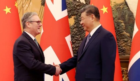 İngiltere Başbakanı Starmer, Çin lideri Şi'ye Arsenal-Manchester United maçının topunu hediye etti