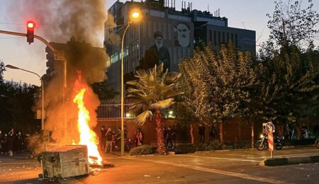 İranlılar, protesto kurbanları için düzenlenen 40. gün anma töreninde liderlik karşıtı sloganlar attı