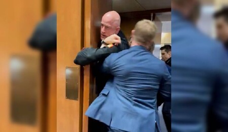 ABD polisi, İran'a saldırıları protesto eden eski askeri gözaltına almaya çalışırken kolunu kırdı