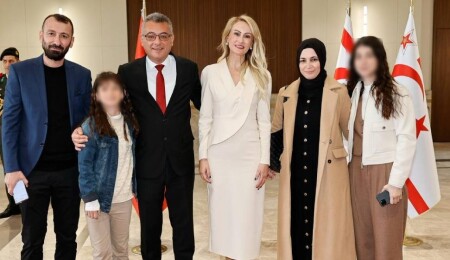 Tufan Erhürman ve eşi Nilden Bektaş Erhürman halkla bayramlaştı