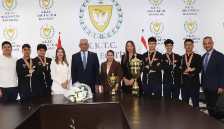 Çavuşoğlu, Tunus'ta ödül kazanan Haydarpaşa Ticaret Lisesi öğrencilerini kabul etti: Motivasyon ve gurur vesilesi