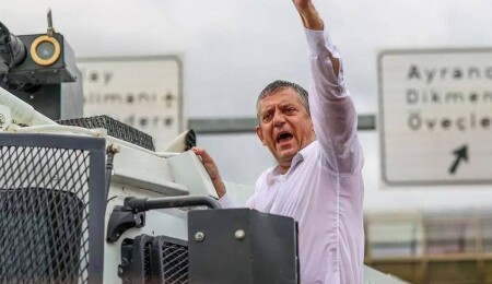 Özel, İzmir'de yaptığı mitingde Kılıçdaroğlu'na seslendi: Başkanı halk seçsin, kazanırsan elini öperim