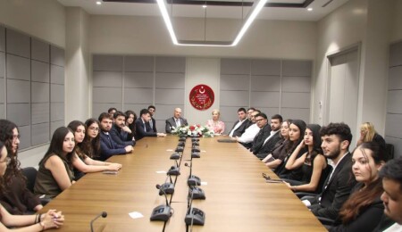 Cumhuriyet Meclisi’nde gençlerle toplantı yapıldı: Bizi sadece dinlemeyin sorunlarımızı da çözün