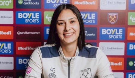 Başbakan Ünal Üstel’den Kıbrıslı Türk genç futbolcu Selin Cemal’e tebrik