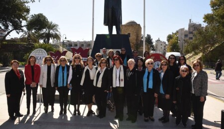 Kadın örgütleri Atatürk Anıtı'na ve Zübeyde Hanım büstüne çelenk koydu