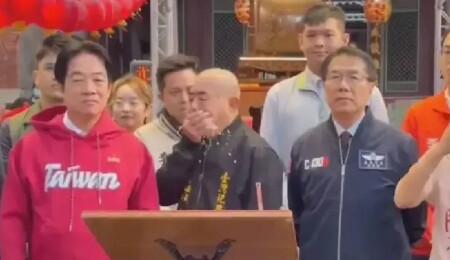 Tayvan’da kameralar karşısında devlet başkanının üzerine kustu