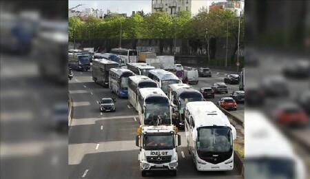 Paris’te otobüs ve kamyon şoförleri akaryakıt fiyatlarındaki artışa karşı eylem yaptı