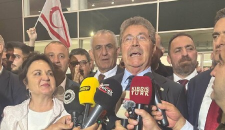 Ercan’da büyük kalabalık tarafından karşılanan Başbakan Üstel’den Oktay Saral’a sert yanıt: Ben mücahitken o daha doğmamıştı