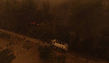 Suriye'nin Lazkiye kırsalındaki orman yangınına müdahale ediliyor