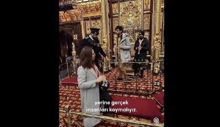 İngiltere Parlamentosunda Kral tahtı önünde Lordlar Kamarası karşıtı eylem