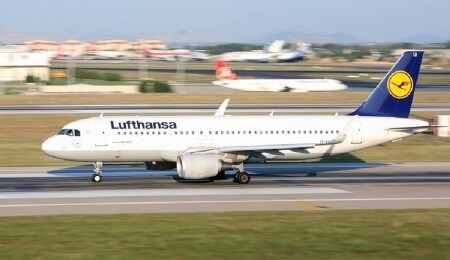 Münih Havalimanı'nda 500 yolcu lojistik aksaklıklar nedeniyle kış ortasında Lufthansa uçaklarında sabahladı