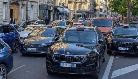 Fransa genelinde taksi şoförleri eylem düzenledi