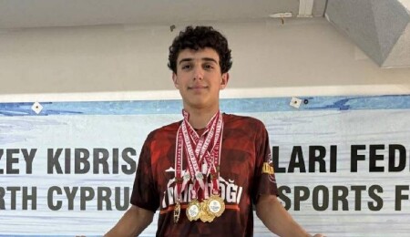 Erten Can Kasımoğlu'ndan Okullararası Yüzme Şampiyonası’nda rekor ve 4 altın madalya