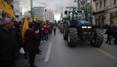 Yunanistan'da çiftçiler, traktörleriyle başkent Atina'da eylem yaptı