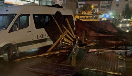 İstanbul'da fırtına hayatı olumsuz etkiledi