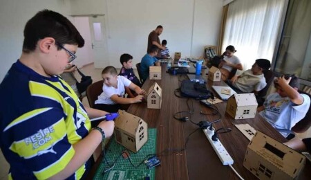 Lefke Belediyesi’nden çocuklara akıllı ev teknolojileri eğitimi
