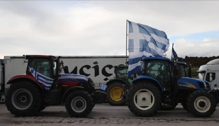 Yunanistan'da çiftçiler, yetersiz desteklere karşı 48 saatlik yol kapatma eylemi başlattı
