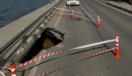 Gemikonağı'nda yol çöktü: Polis sürücüleri uyardı