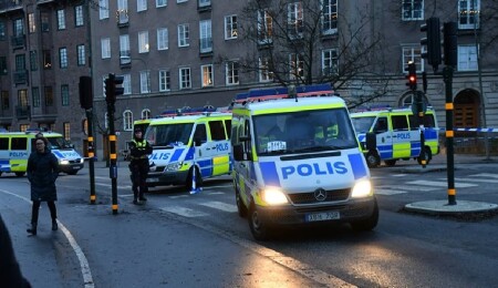 İsveç'in başkenti Stockholm'de otobüsün durağa çarpması sonucu ölü ve yaralıların olduğu bildirildi