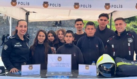 Lapta Yavuzlar Lisesi’ndeki Kariyer Günü’nde polis ve itfaiye meslekleri tanıtıldı