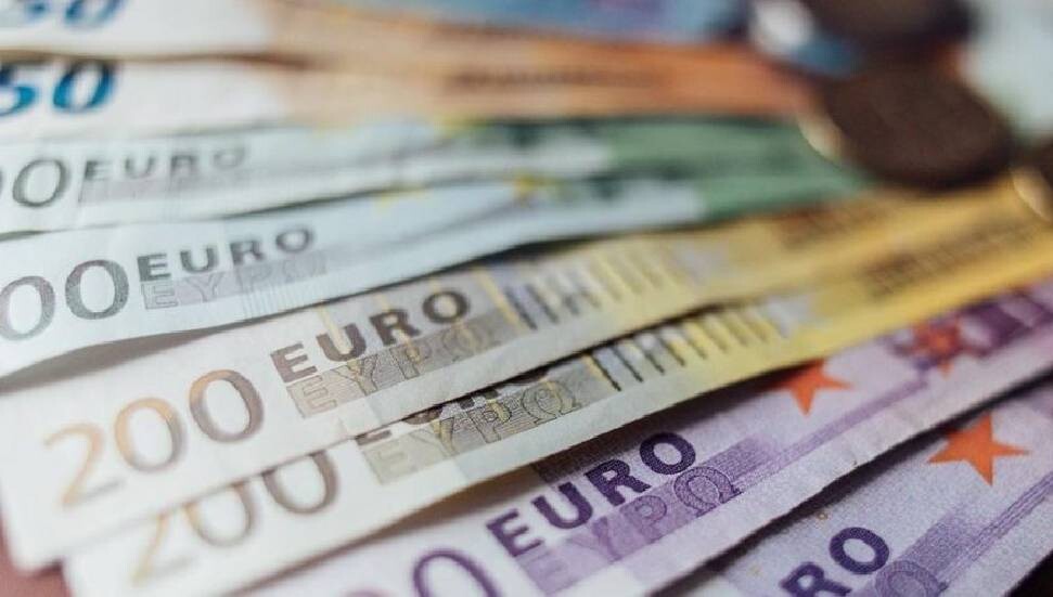 Baf’ta bir iş adamının arabasından 65 bin Euro çalındı