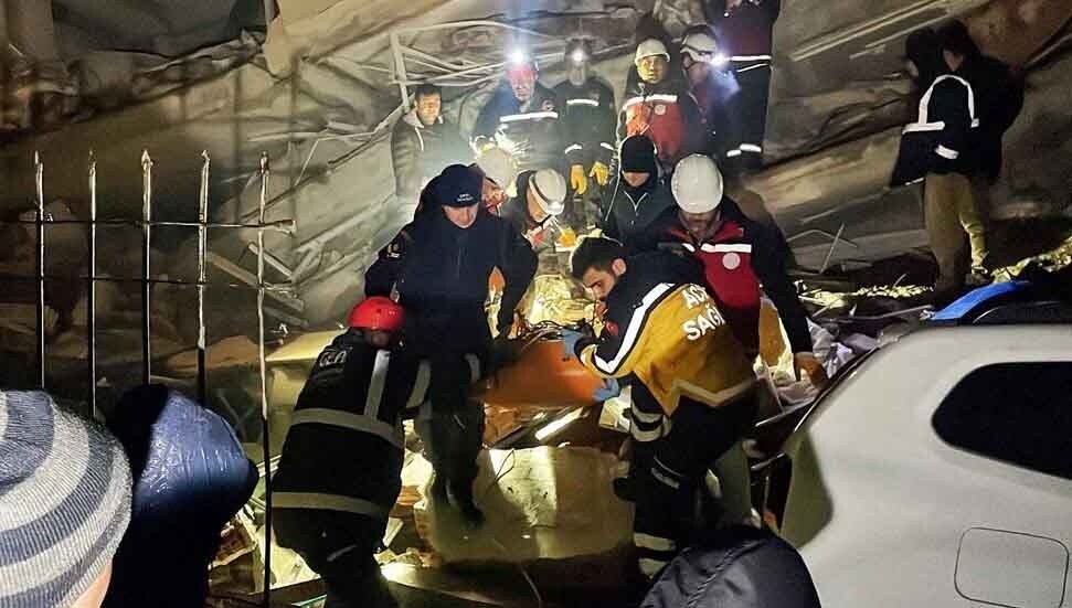 Enkaz altındakiler için zamana karşı yarış