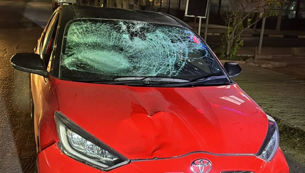 Girne’de ölümlü kazanın ardından yol kapatan polise araba çarptı!
