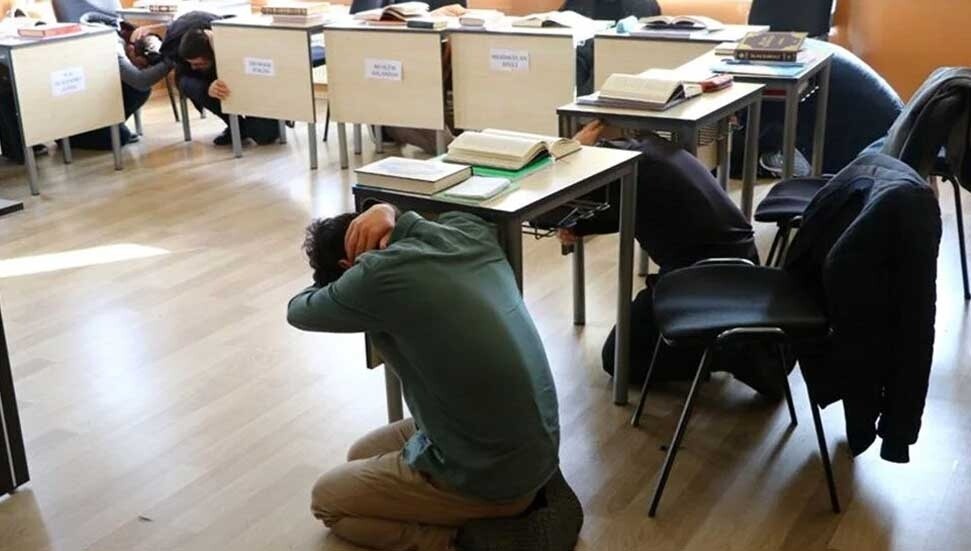 Deprem sırasında yapılması gerekenler... Deprem anında "en çok panik ve korku zarar veriyor" uyarısı