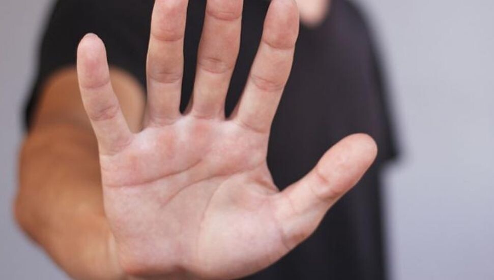 Erkek arkadaşının üzerine çamaşır ilacı döküp makasla yaraladı