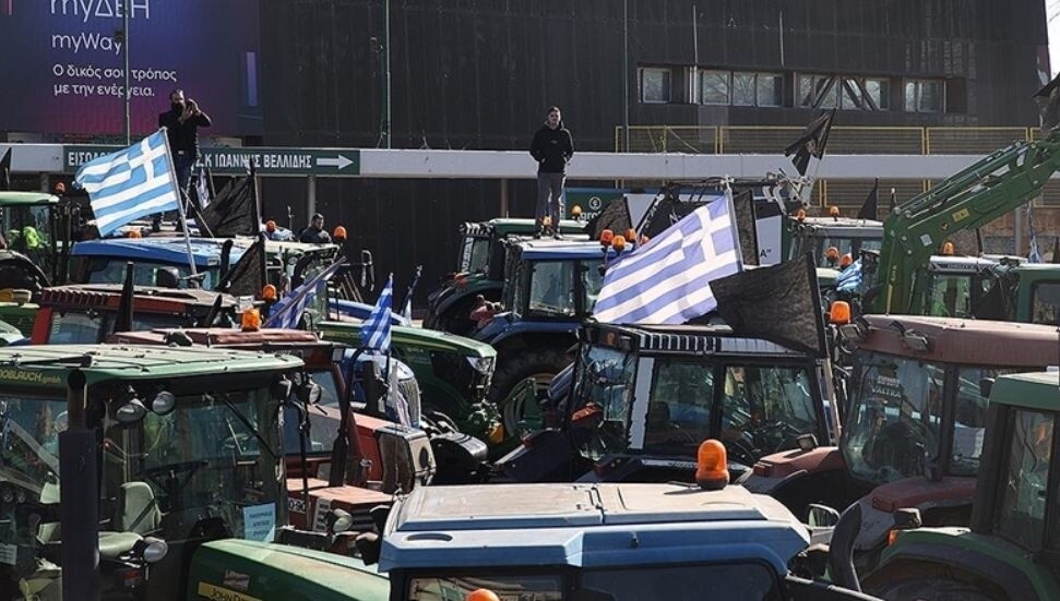 Yunanistan'da polis havalimanı yolunu kapatmak isteyen çiftçilere biber gazıyla müdahale etti