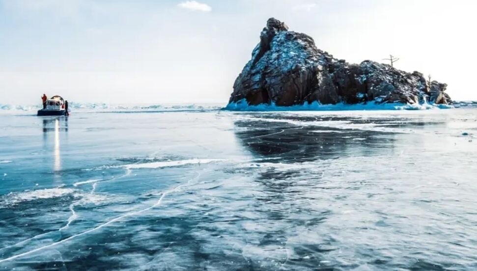 Sibirya'da buz tutan yüzey kırıldı, 7 kişi hayatını kaybetti