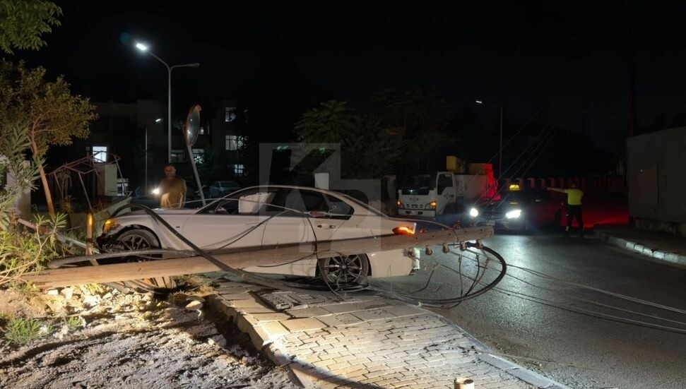 Araç elektrik direğine çarptı, ana direk yıkıldı!