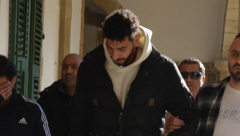 Ülkede kaçak ve üzerinde yaklaşık 100 gram uyuşturucu bulunan zanlıya 3 yıl 6 ay hapis cezası!