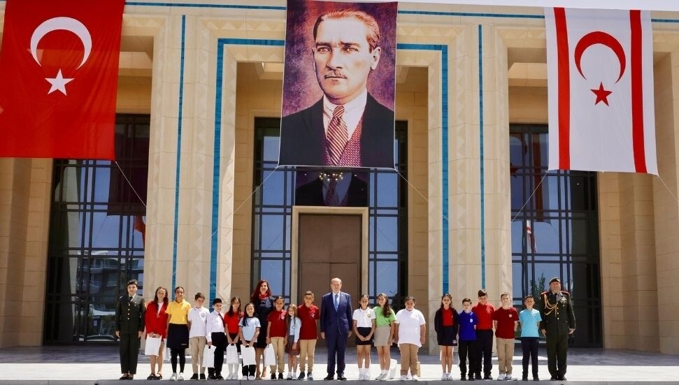 23 Nisan kutlamaları devam ediyor: Tatar, Yeni Cumhurbaşkanlığı yerleşkesinde öğrencileri ağırladı