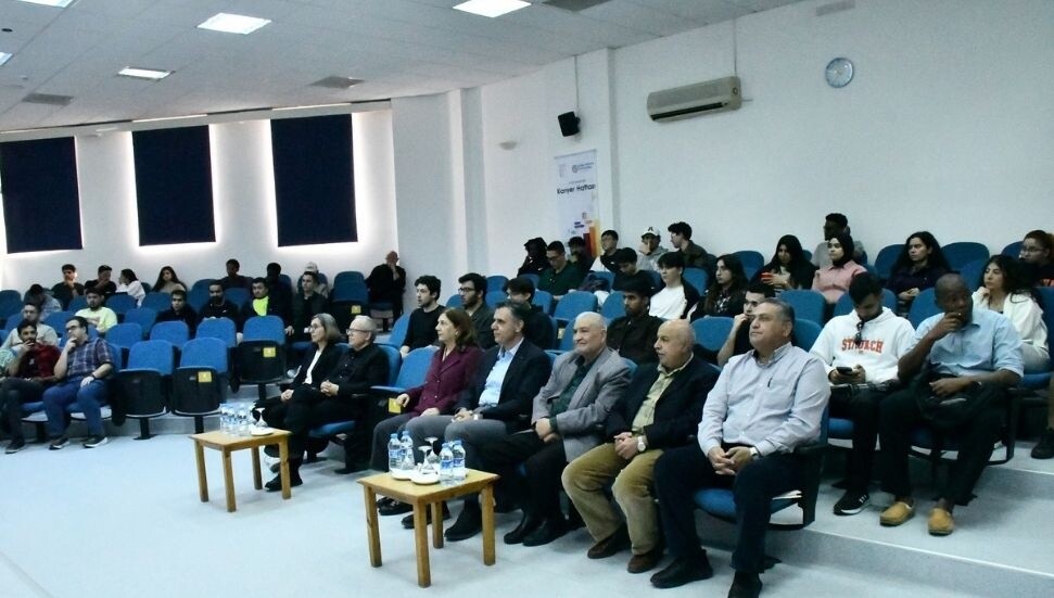 Dr. Cüneyd Fırat, DAÜ'lü öğrencilerle buluştu: Savunma teknolojileri ele alındı