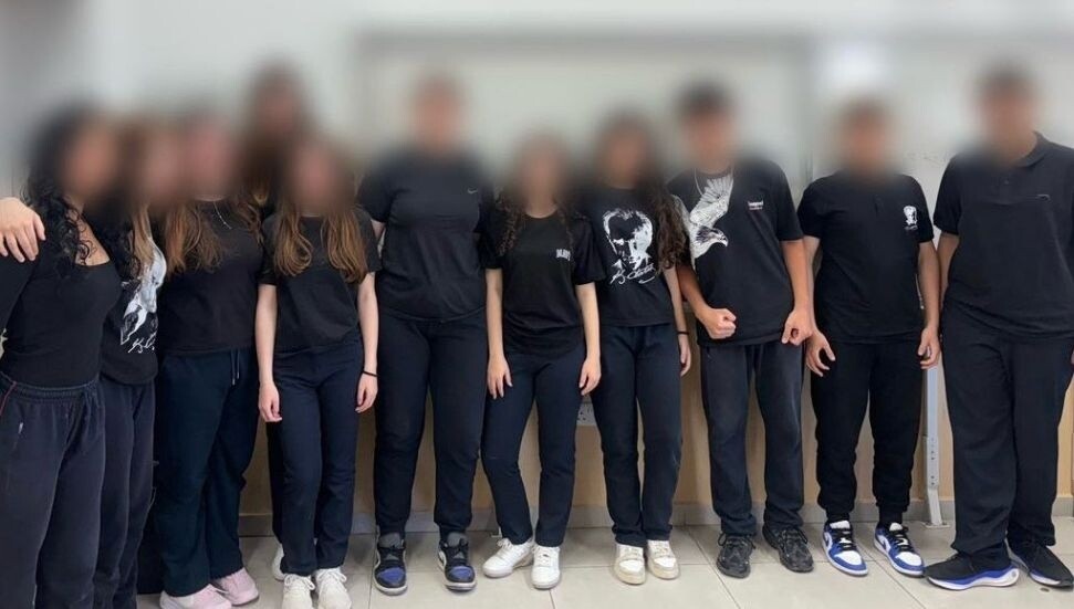 Bekirpaşa Lisesi öğrencileri, siyah tişört giyerek Disiplin Tüzüğü'ne karşı çıktı