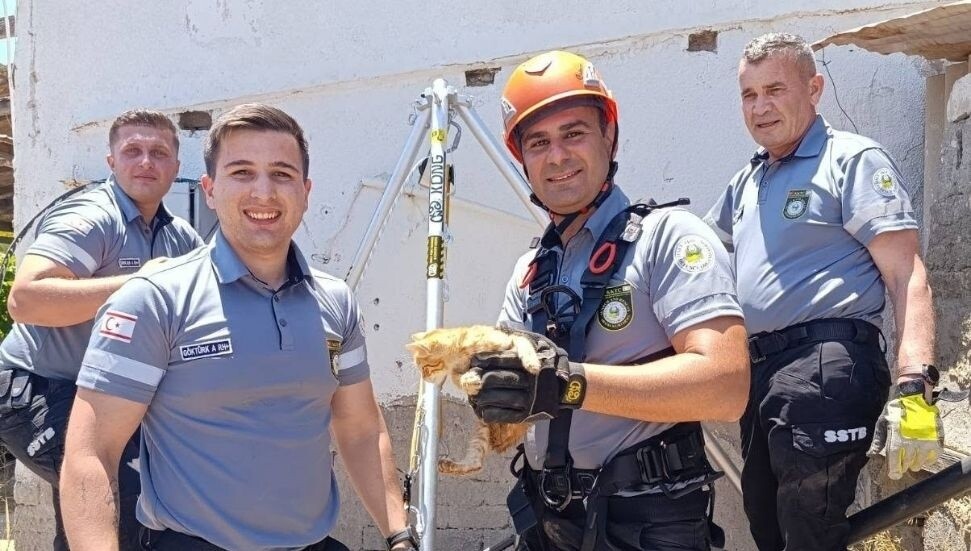 30 metrelik kuyuya düşen yavru kedi Sivil Savunma ekiplerince kurtarıldı
