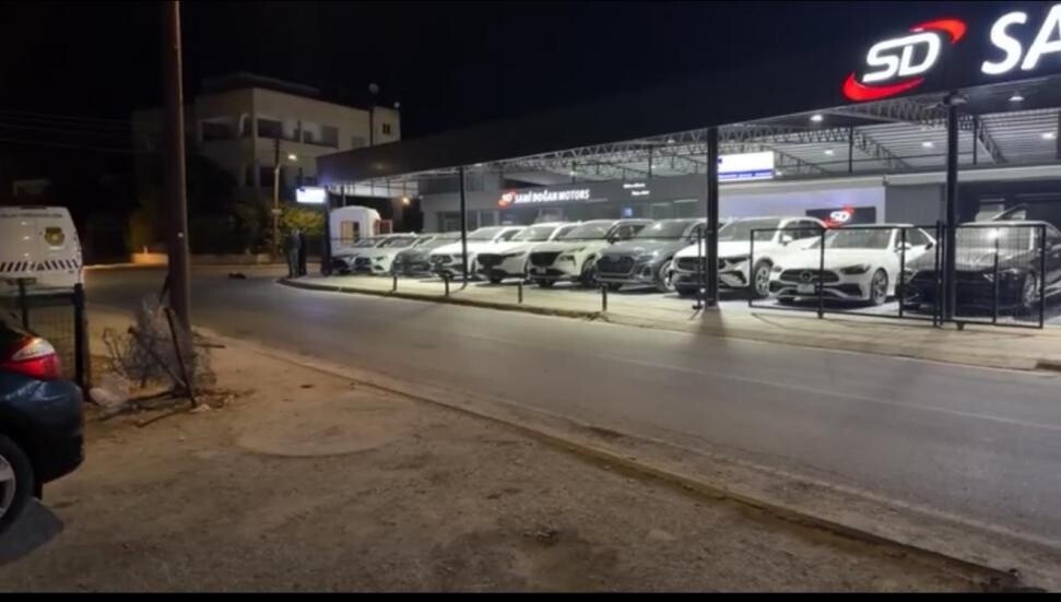 Lefkoşa'da oto galeriye silahlı saldırı: Silah dere yatağında bulundu, 2 kişi tutuklandı