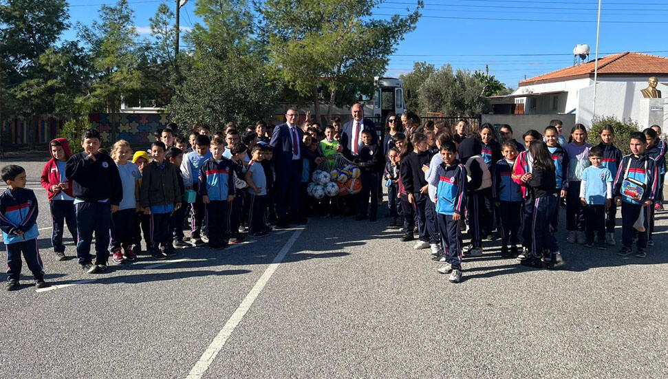 Değirmenlik-Akıncılar Belediye Başkanı Karavezirler, öğrencilere top hediye etti