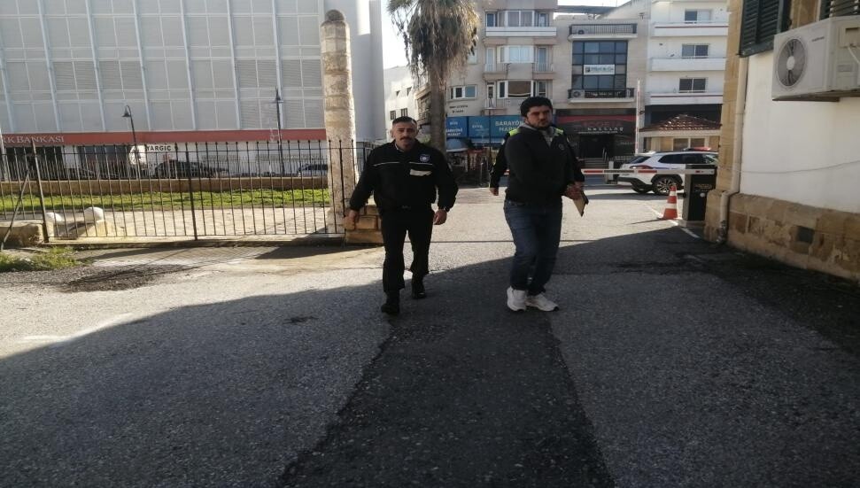 Ercan’da yasaya aykırı ilaç getirdiği iddiasıyla tutuklanan zanlı yeniden mahkemede