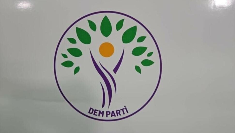 PKK’nın silah bırakma süreci başlıyor: DEM Parti'nin Türkiye Adalet Bakanı'yla kritik görüşmesi ertelendi