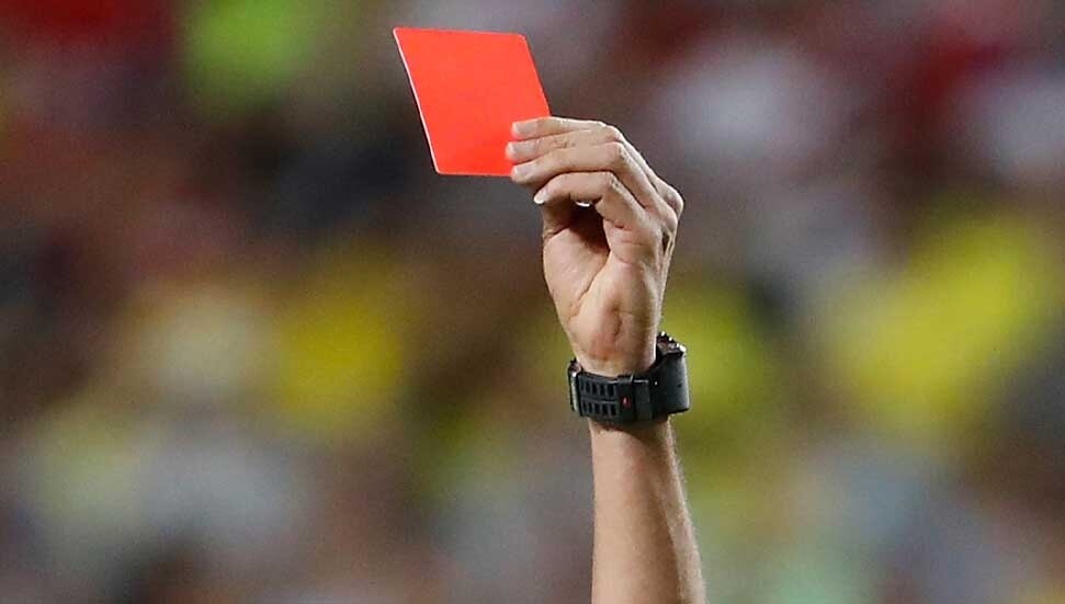 Geçitkale–Baf Ülkü Yurdu maçında kırmızı kart sonrası hakeme saldırı: Maç tatil edildi