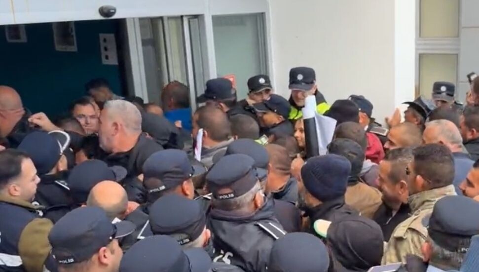 Hayvan Üreticileri eylemde: Bakanlığa yumurta fırlatıldı, eylemciler bakanlığa girdi