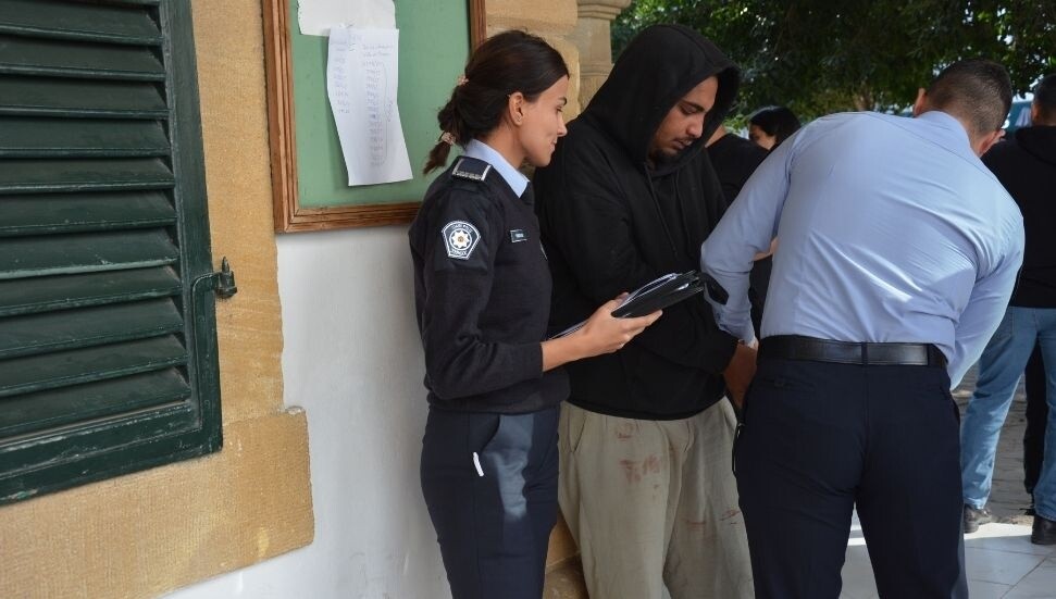 Eski kız arkadaşı ve başka bir kişiye saldırmakla itham edilen zanlı 3 gün tutuklu