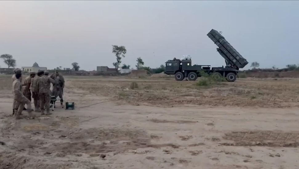 Pakistan, Afganistan'a karşı askeri operasyonlarına yeniden başladı