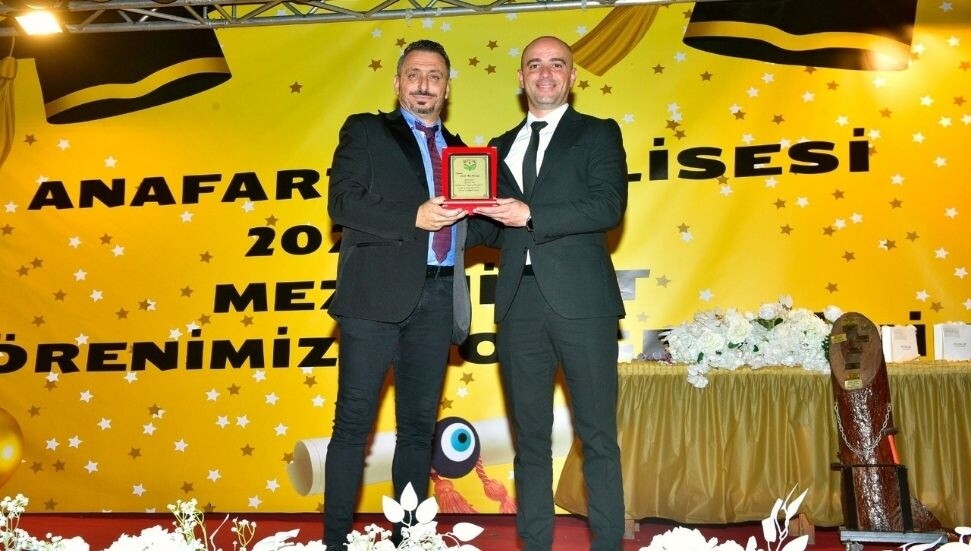 Near East Bankası'ndan eğitime destek: Girne Anafartalar Lisesi mezuniyetinde anlamlı plaket